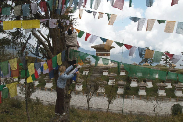 Drapeaux à prieres au Bhoutan - blog voyages - Le Bar a Voyages Accrochage de drapeaux au Bhoutan - blog Bar a Voyages
