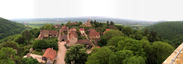 Brancion en Bourgogne et sa vue sur la campagne charolaise Brancion en Bourgogne - blog voyages Le Bar à Voyages