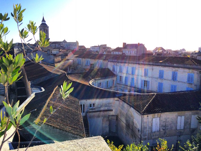 Une autre vue sur Cognac depuis la tour de l'hôtel de Javrezac