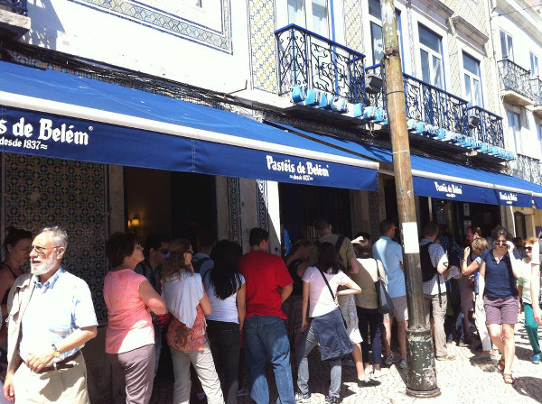 File d'attente devant les Pasteis de Belem/Lisbonne - blog Bar a? Voyages