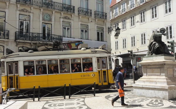 Tramway jaune à Lisbonne - blog Bar a? Voyages