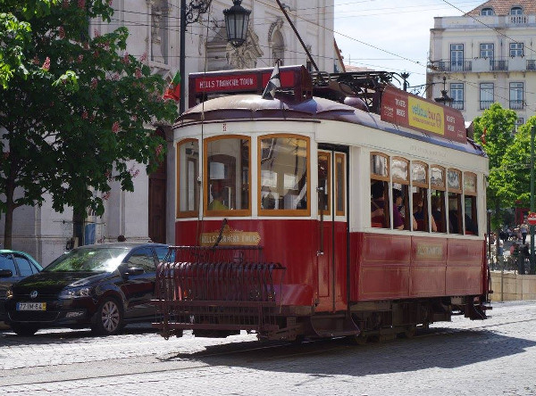 Tramway rouge à Lisbonne - blog Bar a? Voyages