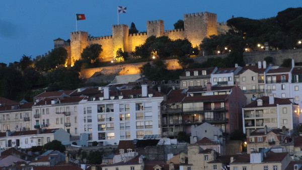 Vue sur le château Sao Jorge depuis l'ascenseur de Santa Justa Lisbonne - blog Bar a? Voyages