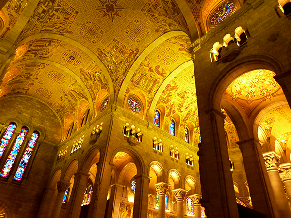 L'intérieur faste de la Basilique Sainte-Anne de Beaupré - Québec