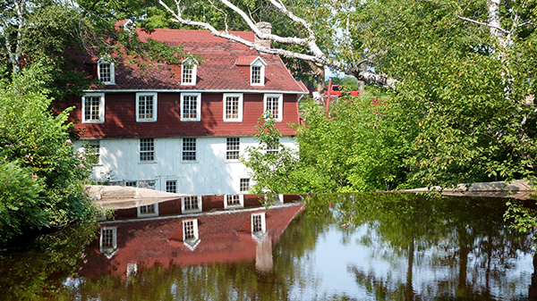 Le cadre enchanteur du Moulin de Beaumont au bord de l'eau - Québec