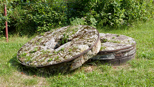 Ancienne meules de pierre au Moulin de Beaumont - Québec