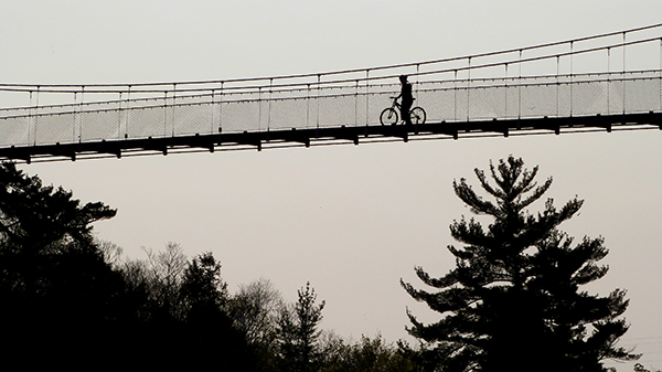 A vélo au dessus des chutes de la Chaudière - Québec A vélo au dessus des chutes de la Chaudière - Québec