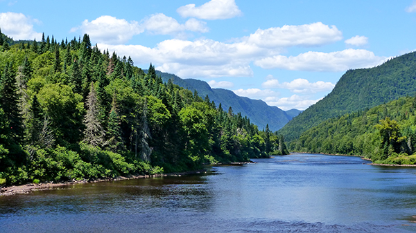 Les paysages à couper de souffle de la vallée de Jacques Cartier et sa superbe rivière - Québec