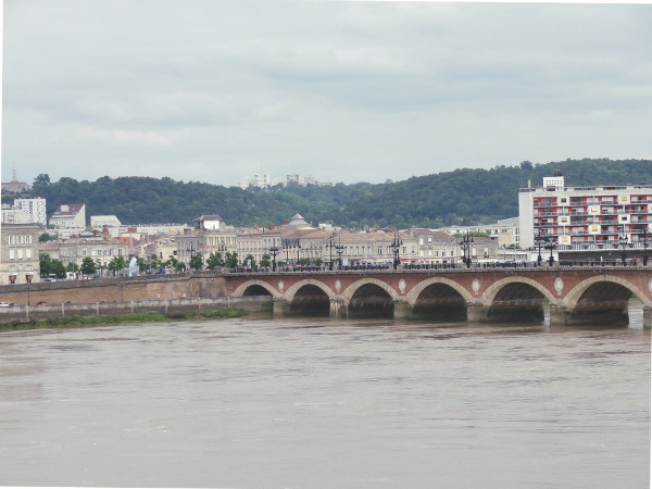 Pont de Pierre - blog Bar a Voyages