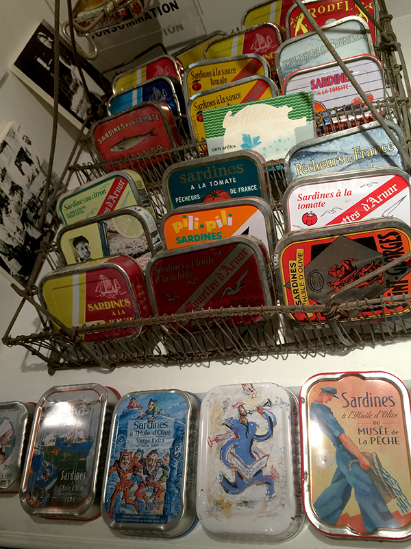 Collection de boîtes de sardines made in Concarneau ©Magali Renard / Le Bar à Voyages