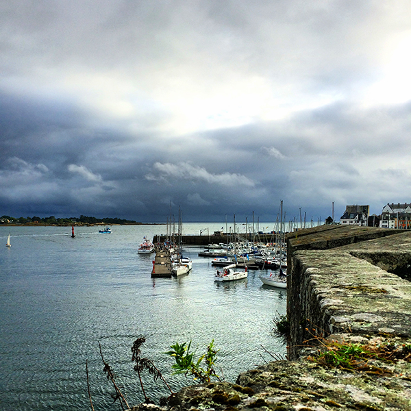Vue sur le port de Concarneau depuis les remparts de la ville-close ©Magali Renard / Le Bar à Voyages