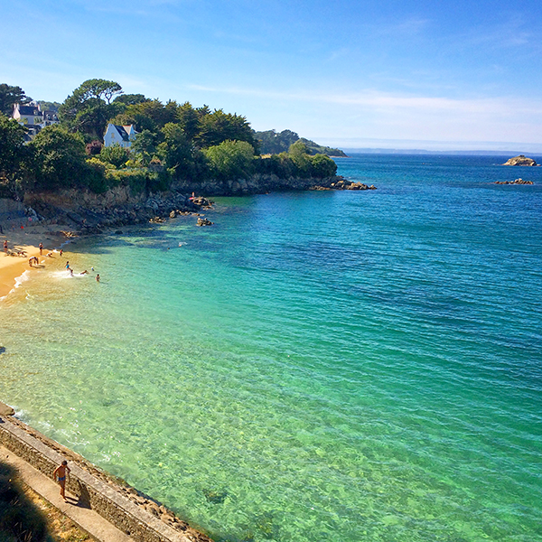 Petite plage de sable blanc à Douarnenez ©Magali Renard / Le Bar à Voyages