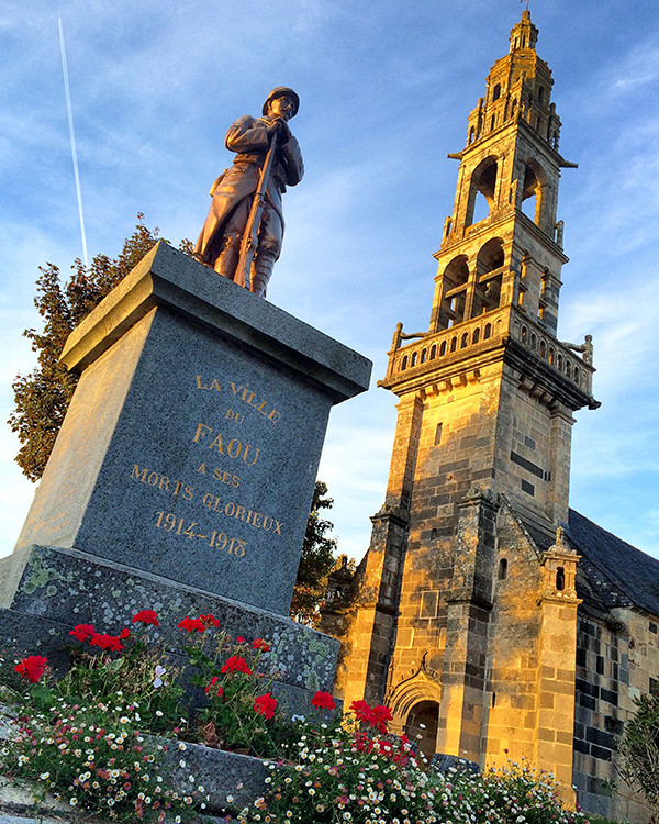 Lumières de fin de journée sur le monument aux morts devant l'église de Le Faou ©Magali Renard / Le Bar à Voyages