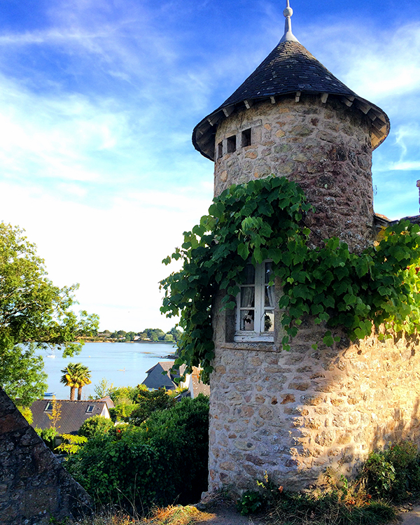 Petite tour et vigne vierge sur l'Île aux Moines ©Magali Renard / Le Bar à Voyages