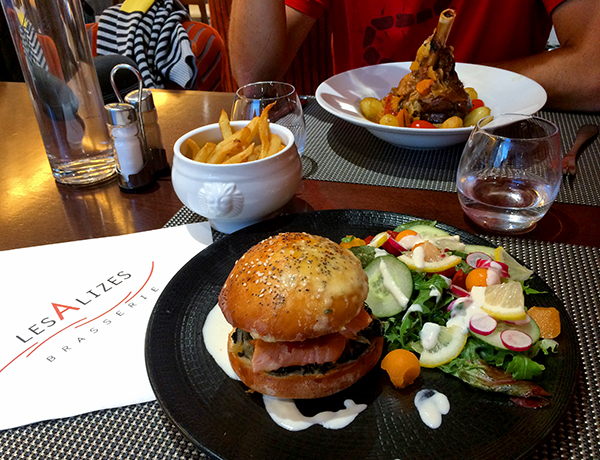 Burger saumon et souris d'agneau à la brasserie Les Alizés de Roscoff ©Magali Renard / Le Bar à Voyages