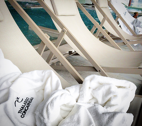 Vue d'un transat et peignoir à la Thalasso de Concarneau ©Magali Renard/Le Bar à Voyages