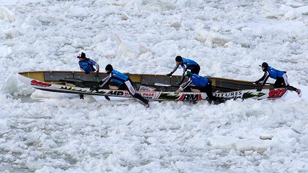 Course de canots sur le fleuve Saint-Laurent gelé ©Franck/Le Bar à Voyages