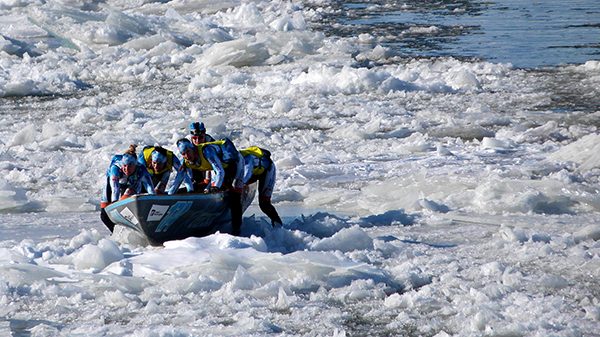 Quand la glace est trop dure, il faut descendre et porter le canot ©Franck/Le Bar à Voyages