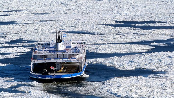 Le Traversier au milieu des glaces ©Franck/Le Bar à Voyages