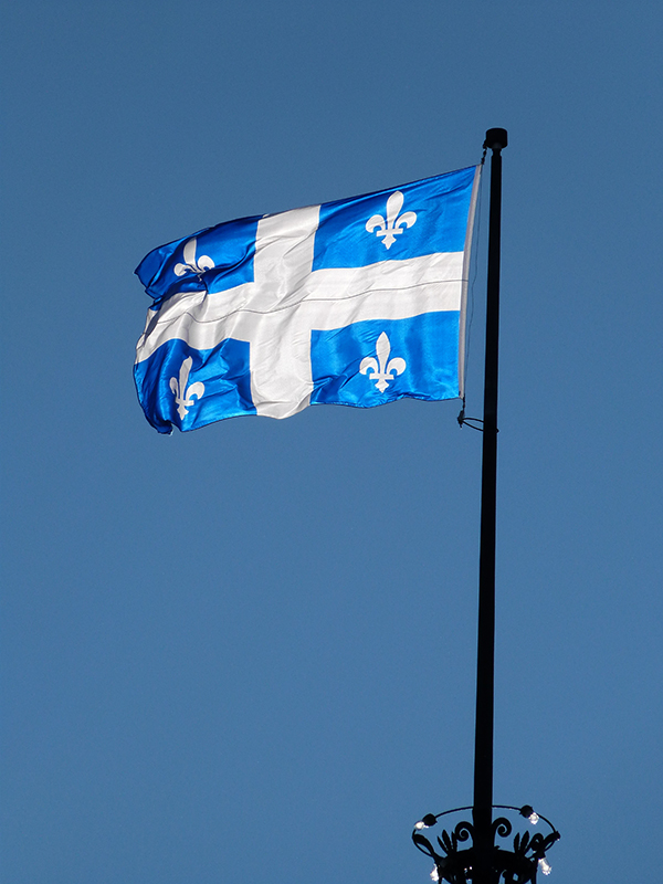 Le drapeau de la Vieille Province sous un soleil hivernal ©Franck/Le Bar à Voyages