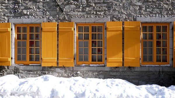 La neige fait particulièrement ressortir la couleur des façades et des volets ©Franck/Le Bar à Voyages