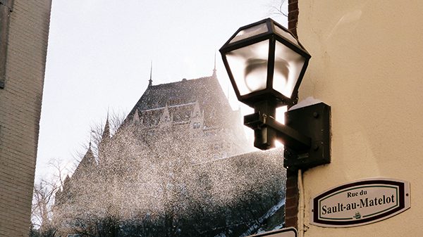 La neige qui s'envole des toits offre de jolis effets de lumière ©Franck/Le Bar à Voyages