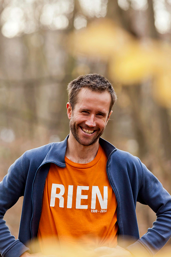 Contrairement à ce qu'il y a écrit sur son t-shirt, Damien n'est pas rien ! Contrairement à ce qu'il y a écrit sur son t-shirt, Damien n'est pas rien !