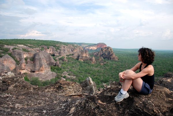 Belisa en mode contemplatif à la Serra da Capivara ©Rosana Evangelista