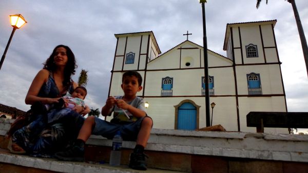 Belisa et ses deux yogini Clarice et Marco devant l'église de Pirenópolis