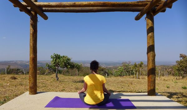 Petite session yoga face au paysages sauvages des alentours de Pirenópolis
