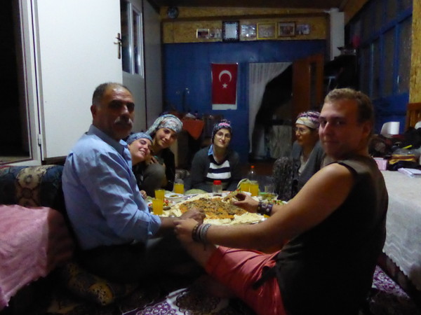 repas-famille-turque-WhyNotTDM-blog-bar-a-voyages