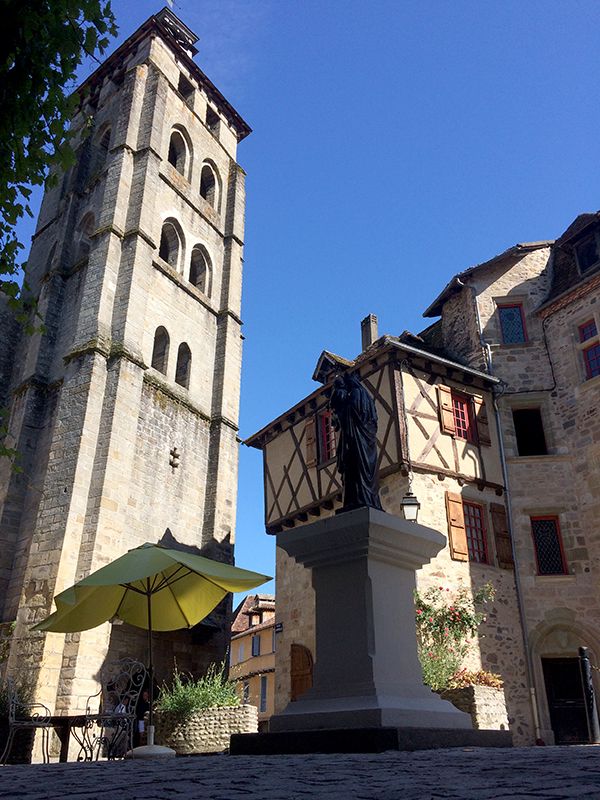 Vue sur le clocher de l'Abbaye Saint-Pierre de Beaulieu-sur-Dordogne
