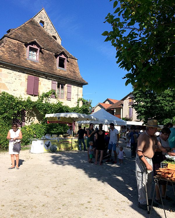 Petit marché de producteurs locaux à Beaulieu-sur-Dordogne
