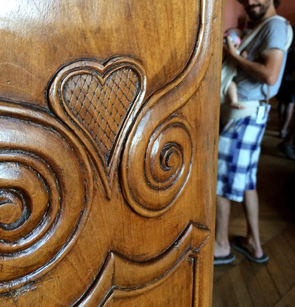 Coeur sculpté sur une porte en bois au château de Castelnau-Bretenoux