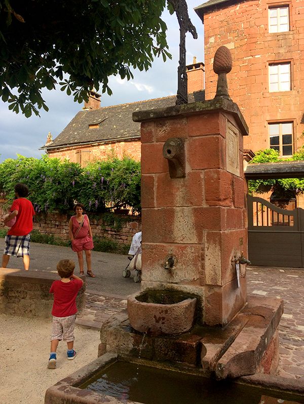 Jolie fontaine à Collonges-la-Rouge