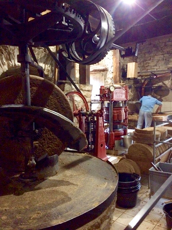 Fabrication de l'huile de noix au moulin Castagné