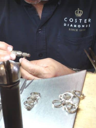 polissage des bijoux chez Coster - Amsterdam - blog Bar à Voyages