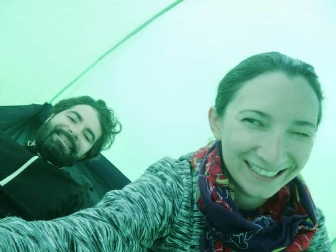 Yoann et Mélanie dans leur tente en camping sur la Rakiura track en Nouvelle-Zélande