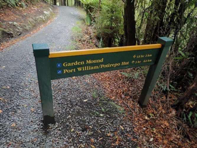Signalétique du DOC sur la rakiura track, grand sentier de randonné en Nouvelle-Zélande