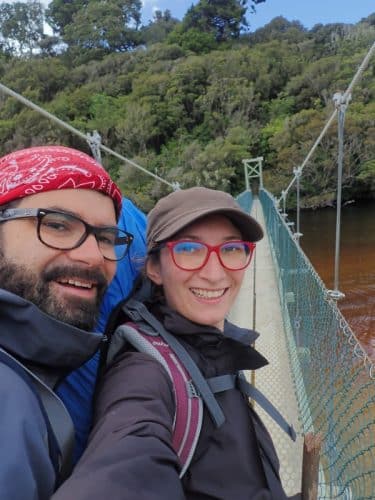Deux randonneurs heureux en Nouvelle-Zélande